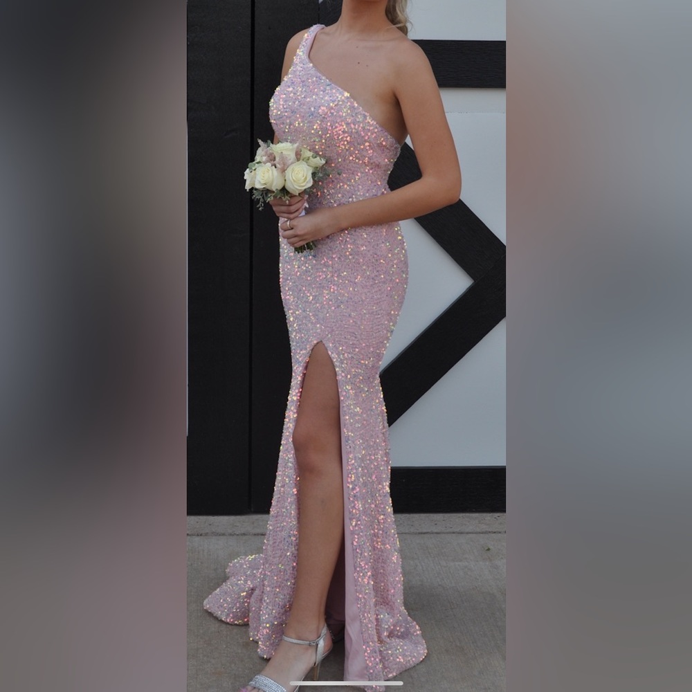 I am selling my prom dress! Size 2 but could fit even a 4! - Picture 1 of 2